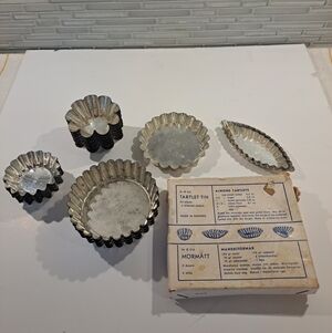 Lot of vtg fluted tartlet tins, commonly used for baking Sandbakkelse cookies.